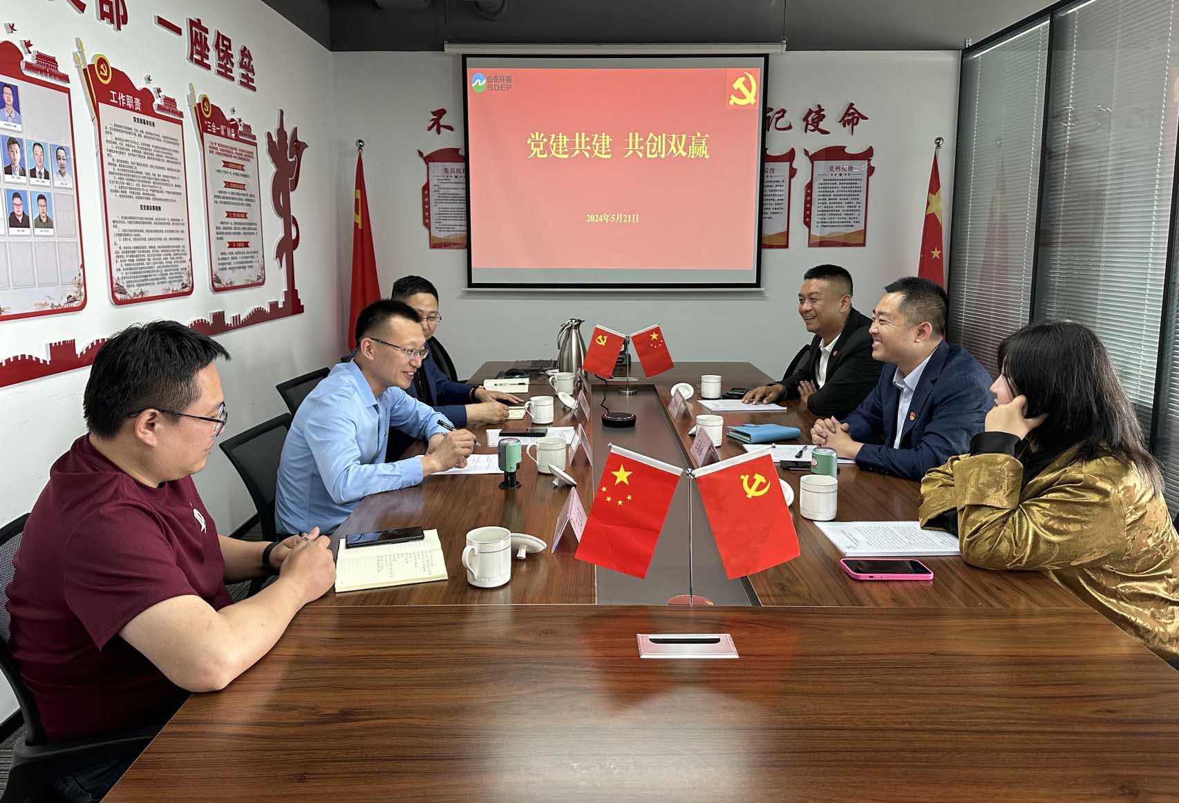 黨建共建 共創(chuàng)雙贏 ——秦嶺路社區(qū)黨委到環(huán)境服務(wù)聯(lián)合黨支部座談交流并簽訂黨建共建協(xié)議